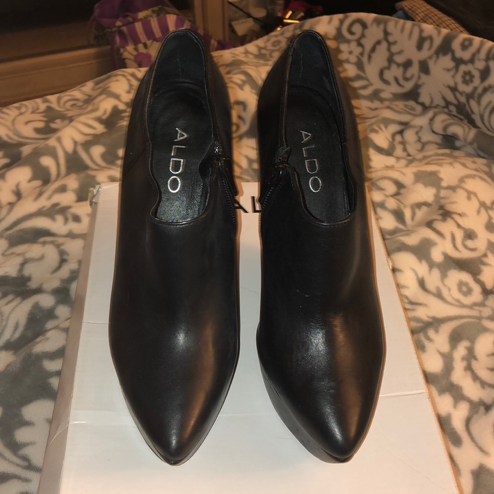 Black Pointed Toe Wedges!